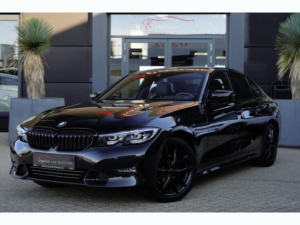 BMW 3-Serie 320i High Executive | 184 PK | Leder | Navigatie | Cruise control | Parkeersensoren | BMW 3-serie 320i High Executive met 2.0-liter viercilinder benzinemotor van 184 PK, luxe lederen bekleding en navigatiesysteem, voorzien van cruisecontrol, parkeersensoren en diverse comfort-
