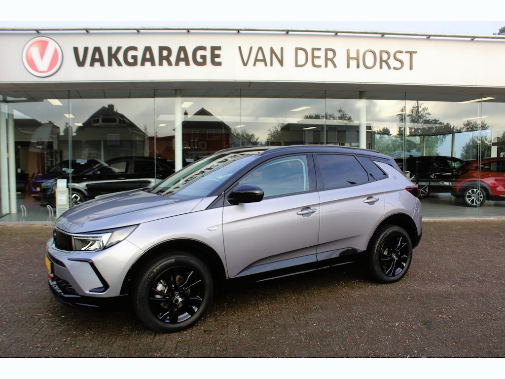 Opel Grandland 1.2-130pk Turbo GS-Line. Zeer nette, sportieve en luxe hoogzitter, slechts 43.000km ! Autm. airco dual, camera, half leder, navigatie, telefoonvoorb, Apple carplay/Android auto, lane- en side assist, cruise control, metallic lak, LM wielen etc.