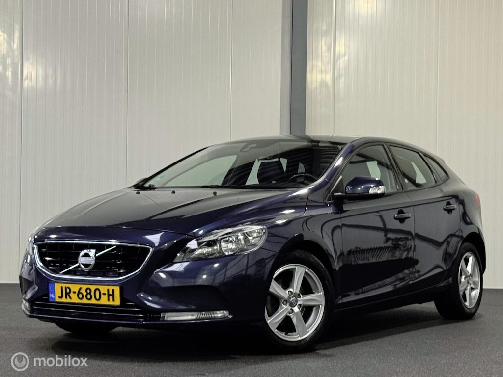 Volvo V40 1.6 D2 Momentum [ leder trekhaak historie ]