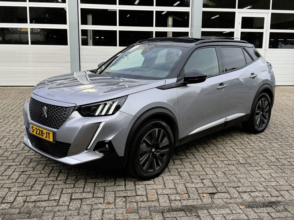Peugeot e-2008 GT 50 kWh SoH97% Camera/Pano/Carplay/Elekr.Klep/Full
