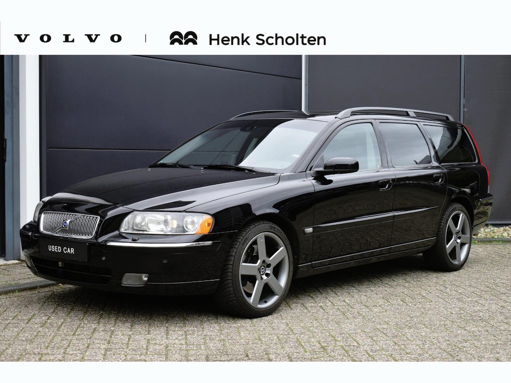 Volvo V70 2.4 T5 Summum | 18 inch Graphite R Wielen | Fullmap Navigatie | Elektrisch schuif-/kanteldak | Elektrisch verstelbare voorstoel + memory | Parkeersensoren voor en achter | Climate Control | Cruise Control | 3 CD-Wisselaar