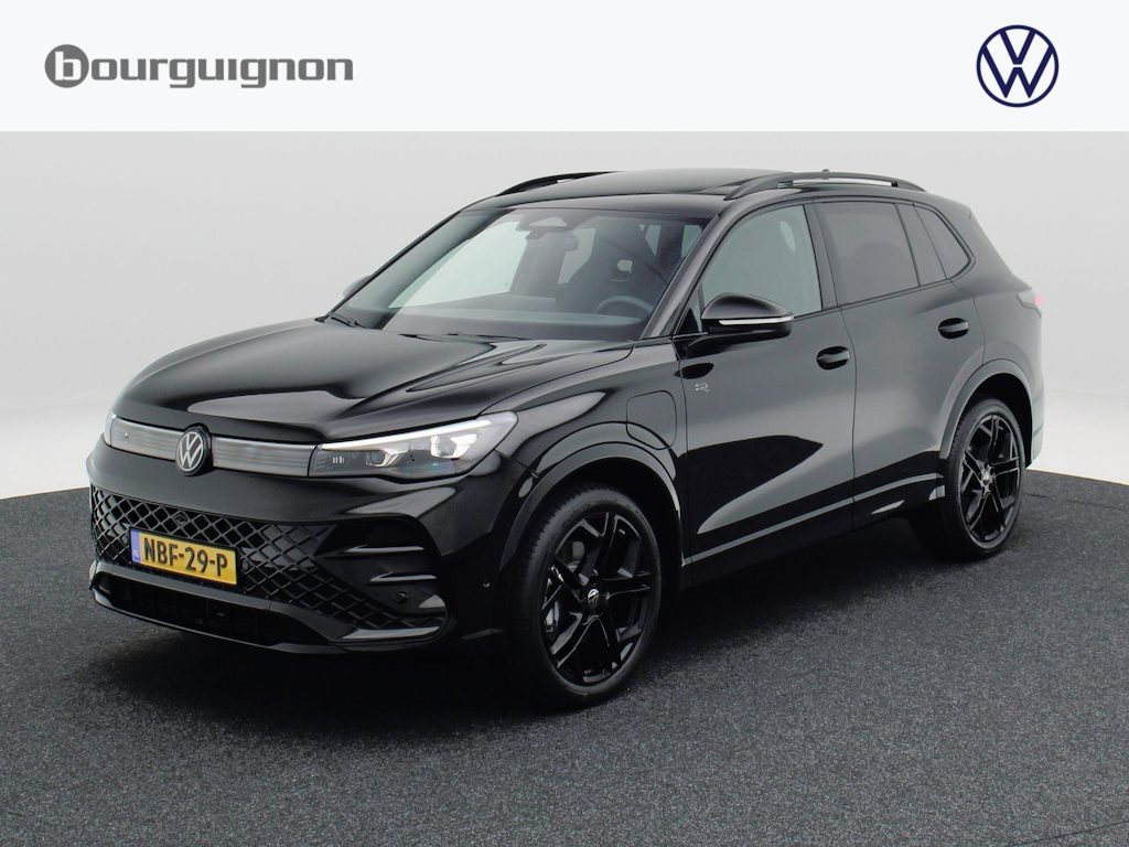 Volkswagen Tiguan 1.5 eHybrid R-Line Edition | Trekhaak | Panoramadak | Black Style | Head-Up Display |