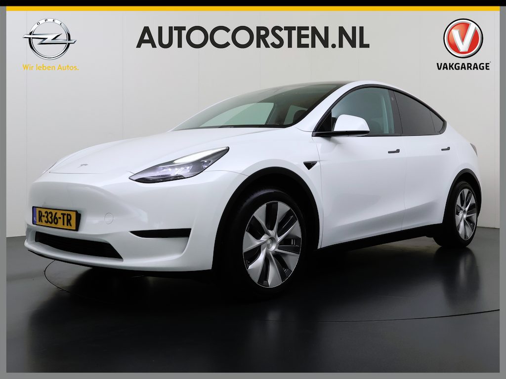 Tesla Model Y RWD 300PK LFP SOH 90% Trekhaak Warmtepomp Leder Camera's Elek.Stoelen+Memory Google®-Navi Panoramadak Stoel+Stuurverwarming Privacy Glas Lmv 19" Led Draadloos Tel. Laden Isofix AMD Ryzen™ Premium Audio 1.600KG Trekgewicht 1e Eigenaar Origineel Nederlandse Auto
