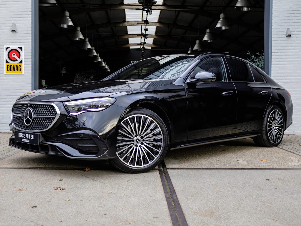 Mercedes-Benz E-klasse 300 e AMG Line VOL *Luchtvering | Achterasbesturing | Burmester | Pano | Passenger Display | Stoelventilatie | Trekhaak | Digital Light | HUD | 360 cam*
