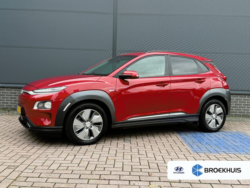 Hyundai Kona Electric EV Premium 64 kWh / 64 kWh accupakket / Volledig elektrisch / Actieradius tot 449 km WLTP / Premium uitvoering / Warmtepomp / Head-up display / Lederen bekleding / Elektrisch verstelbare stoelen / Stoelverwarming en stoelventilatie / Stuurwielverwarming / Adaptieve cruise control / Krell premium audiosysteem / Navigatiesysteem / Achteruitrijcamera / Parkeersensoren voor en achter / Dodehoekdetectie / Apple CarPlay & Android Auto / Keyless entry & start / LED-verlichting
