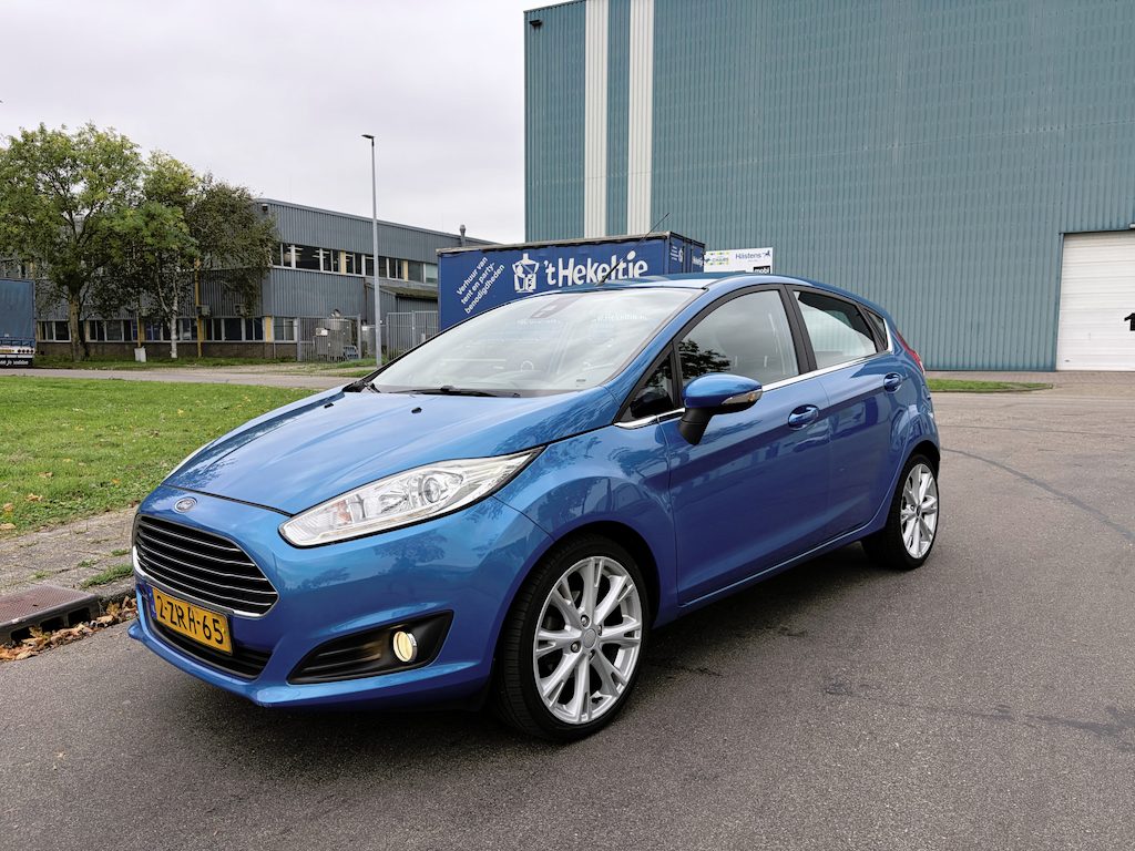 Ford Fiesta 1.0i EcoBoost Titanium 5-Deurs 101 PK. Distributieriem en waterpomp vervangen bij 140.000 KM !!! Zeer leuke auto van de tweede eigenaar !!