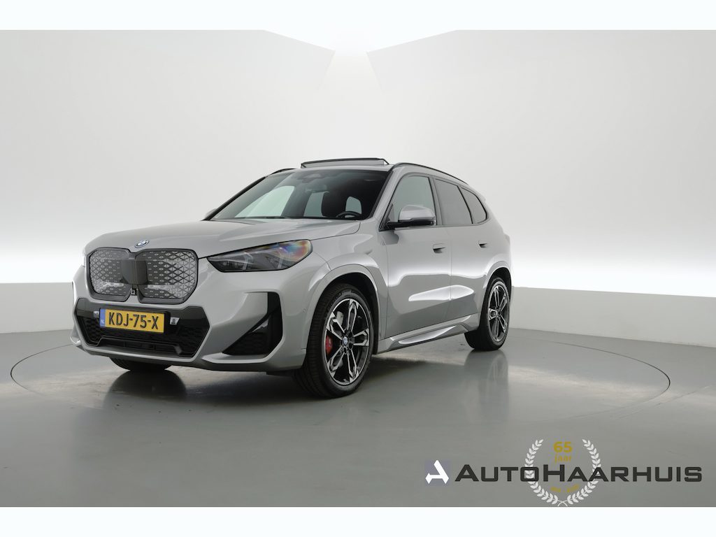 BMW iX1 eDrive20 67 kWh | Rijklaar! |SOH 100% | Rijklaar! | HUD | Memory | Pano | Trekhaak | Matrix | Adapt. Cruise | Keyless