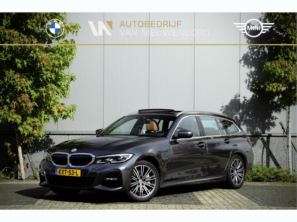 BMW 3-Serie Touring 330e xDrive M-Sport 292 pk | Panoramadak | Elektr. Sportstoelen met Memory | Elektr. Trekhaak af fabriek | Laserlicht | Head-Up | Dealer O.H.