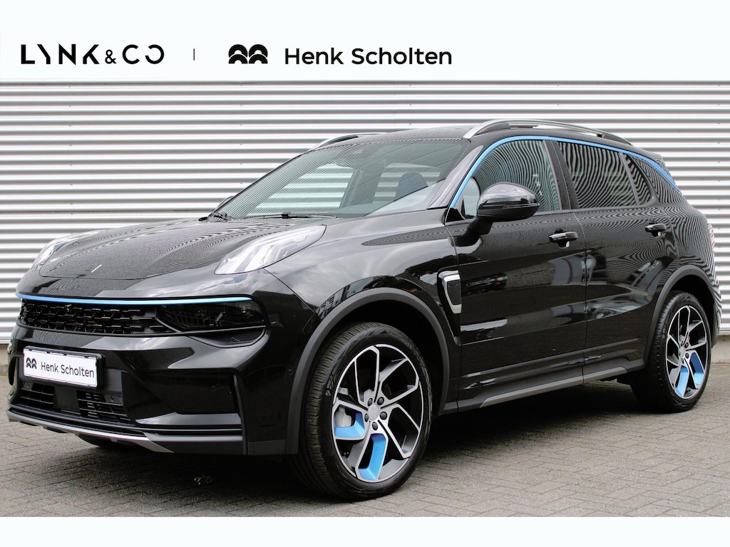 Lynk & Co 01 1.5 Plug-in Hybrid | | Panoramadak | Achteruitrijcamera | Elektrische bestuurdersstoel met geheugen | Stoelverwarming | Actieve bochtverlichting | Adaptieve Cruise Control | Stuurassistent | Lane Assist | Navigatie | Elektrische Achterklep | Keyless Entry | Dodehoekassistent