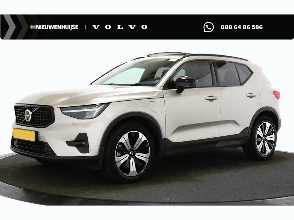 Volvo XC40 1.5 T5 Plug-in Hybrid Ultimate Dark | Trekhaak | All-Seasons | Panoramadak | Harman Kardon Audio | 360 Graden Camera | Keyless Entry | Elektrische Achterklep | Elektrisch Verstelbare Voorstoelen | Stoelverwarming | Cruise Control Adaptief | BLIS | Navigatie | Apple Carplay | Android Auto