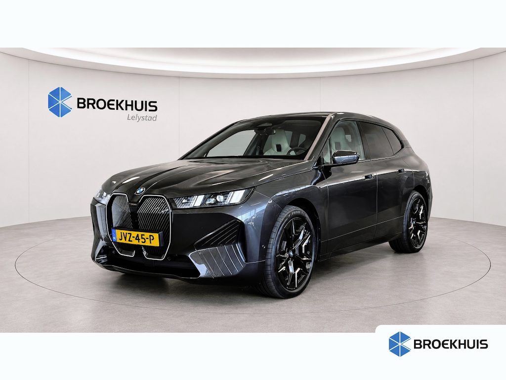 BMW iX xDRIVE45 101KWH / LEDER / FULL-LED / SKY LOUNGE / SOFT-CLOSE / 22" LMV / ELEKTR. TREKHAAK / LUCHTVERING / HARMAN KARDON / ORG. NL. / FULL OPTIONS / NIEUWSTAAT !!
