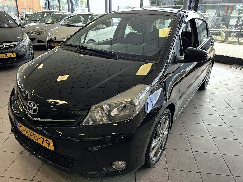 Toyota Yaris 1.3 VVT-i Dynamic AUTOMAAT 175 DKM BJ 2013 !!