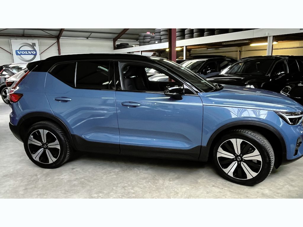 Volvo XC40 Recharge Core 70 kWh | Getinte ramen | Verwarmbare stoelen | Stuur verwarmd