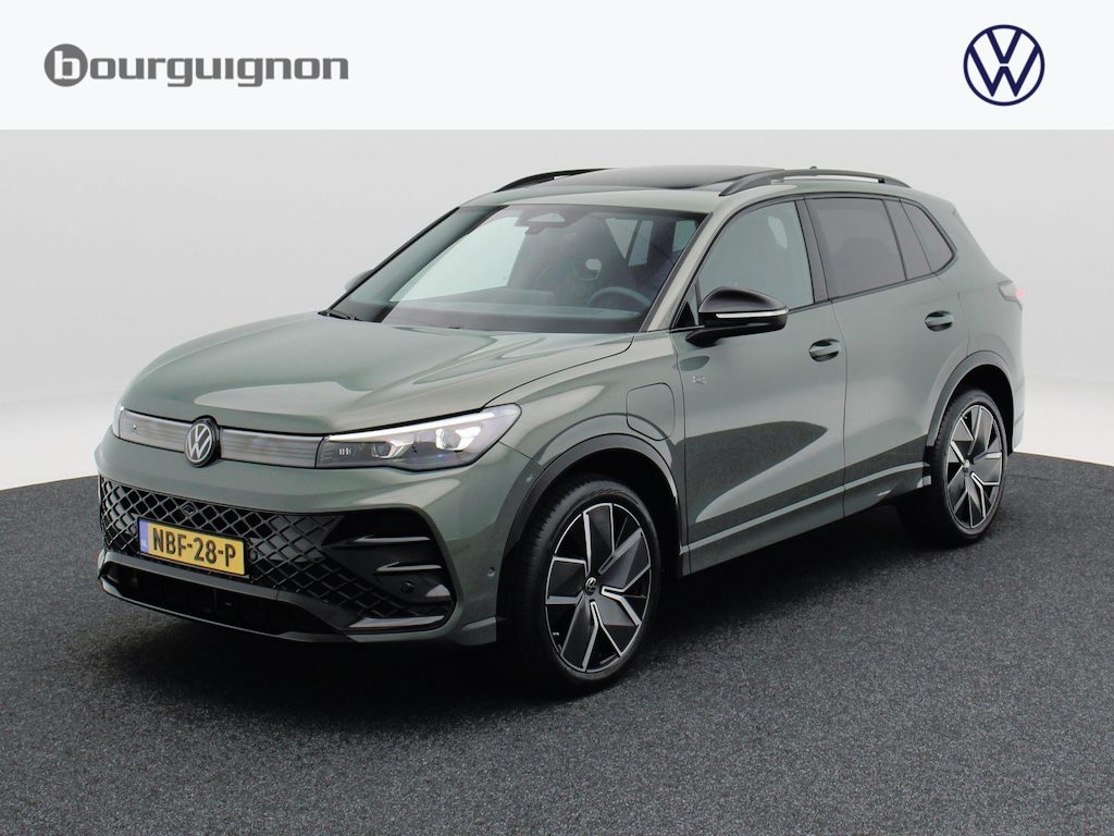 Volkswagen Tiguan 1.5 eHybrid R-Line | Trekhaak | Panoramadak | Black Style | Head-Up Display |
