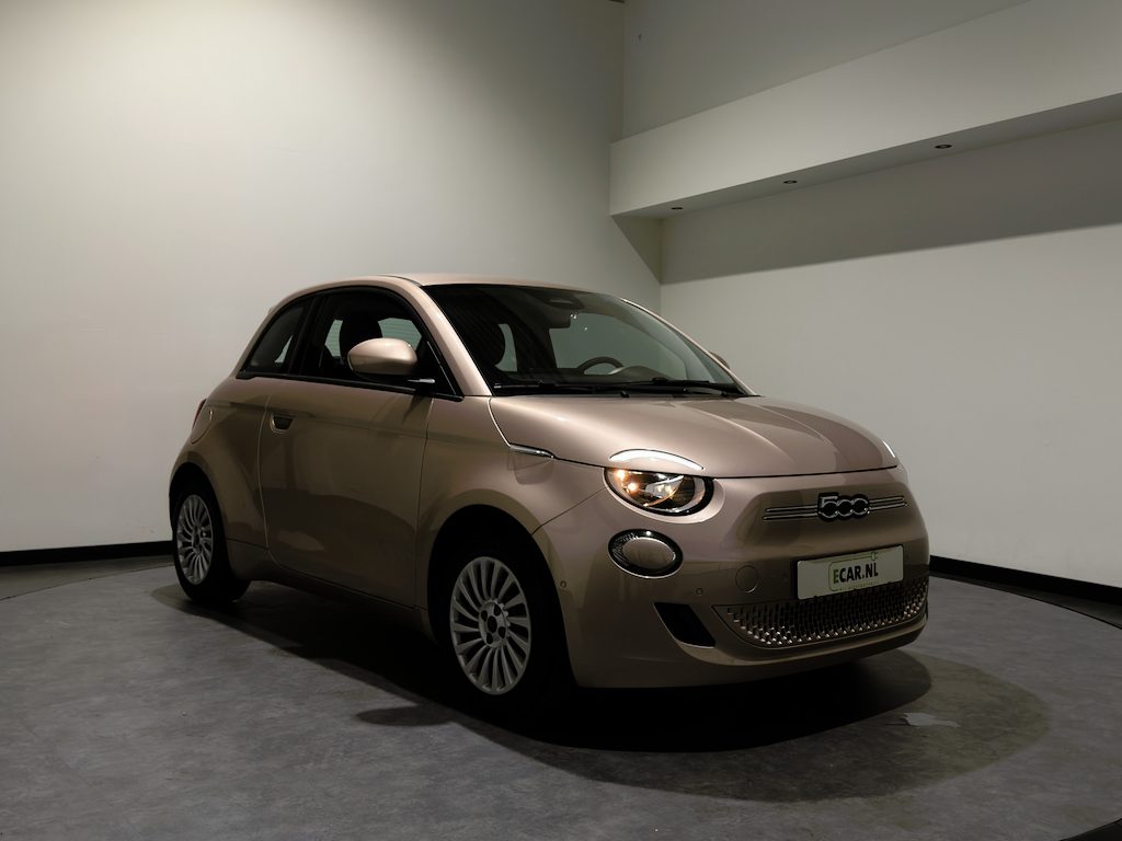 Fiat 500 42 kWh | Apple CarPlay - Android Auto | Stoelen verwarmd | Dodehoek detectie Rijklaar