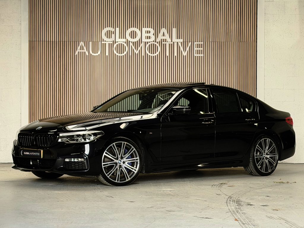 BMW 5-Serie 540i High Executive - M PAKKET - ACHTERWIEL AANGEDREVEN - SCHUIFDAK - M STOELEN - HARMAN KARDON