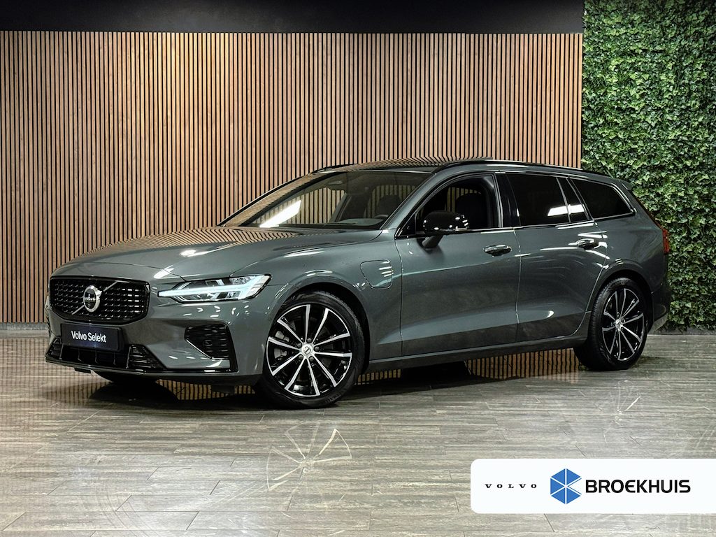 Volvo V60 T8 AWD Recharge Plus Dark | Vol! | Schuifdak | Trekhaak | 360 Camera | Head-Up Display | 455pk | All Season banden | Harman Kardon | Adaptieve Cruise Control | Stoelverwarming voor+achter | Stuurwielverwarming | 18 Inch | Pilot Assist | BLIS Dode Hoek Detectie | Elektrische voorstoelen geheugen | R-Design Contour stoelen met wit stiksel en bies | Zitting verlenging voorstoelen | Google Infotainment | Privacy Glass | Keyless Drive | Parkeersensoren voor+achter | Elektrisch bedienbare achterklep | DAB Radio | Apple Carplay/Android Auto | Volvo On Call met mobiele App functie | Forest Lake Metallic |