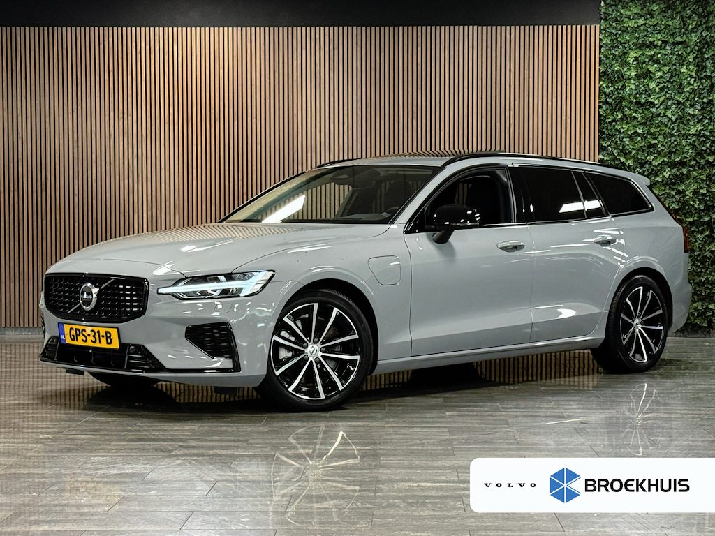 Volvo V60 T6 AWD Recharge Ultra Dark | Trekhaak | Schuifdak | Head-Up Display | Harman Kardon | Adaptieve Cruise Control | Stoelverwarming voor+achter | Stuurwielverwarming | 18 Inch | Full LED Meesturende koplampen | Parkeercamera | Pilot Assist | BLIS Dode Hoek Detectie | Elektrische voorstoelen geheugen | Lederen bekleding | Zitting verlenging voorstoelen | Lederen dashboard | Google Infotainment | Keyless Drive | Parkeersensoren voor+achter | Privacy Glass | Elektrisch bedienbare achterklep | DAB Radio | Apple Carplay/Android Auto | Volvo On Call met mobiele App functie | Onyx Black Metallic |