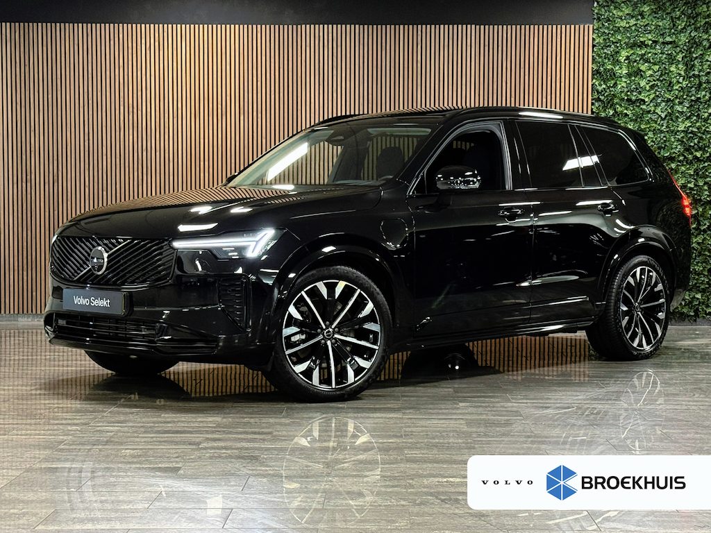 Volvo XC90 T8 AWD Recharge Ultra Dark | Facelift | Luchtvering | Trekhaak | 360 Camera | Head-Up Display | Harman Kardon | 455pk | Adaptieve Cruise Control | Stoelverwarming voor+achter | Stuurwielverwarming | Schuifdak | Full LED Meesturende koplampen | Pilot Assist | BLIS Dode Hoek Detectie | Alcantara hemelbekleding | Lederen zonnekleppen en handgrepen | Elektrische voorstoelen geheugen | Quilted Nordico bekleding | Zitting verlenging voorstoelen | Lederen dashboard | 21 Inch | Google Infotainment | Keyless Drive | Privacy Glass | Elektrisch bedienbare achterklep | Geïntegreerd kinderzitje achterin | Geïntegreerde zongordijnen achterportieren | Verlichte instaplijsten | 7-Persoons | 4-Zone Climate Control | DAB Radio | Apple Carplay/Android Auto | Alarm Klasse III | Onyx Black Metallic |