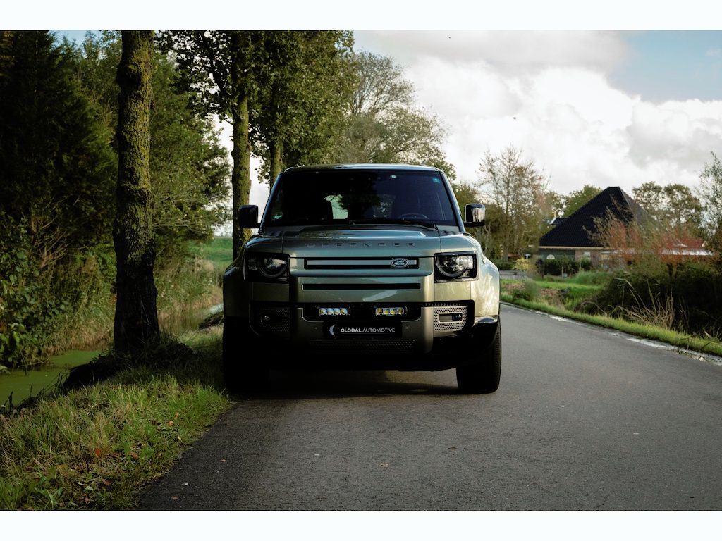 Land Rover Defender 110 2.0 P400e 110 X-Dynamic - 22 INCH - BTW AUTO - 360 CAMERA - TREKHAAK - LUCHTVERING - SPOILER