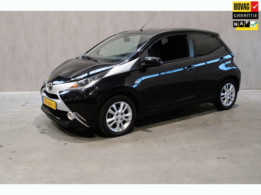 Toyota Aygo 1.0 VVT-i x-joy Camera/Navigatie Prijs is rijklaar incl bovag garantie