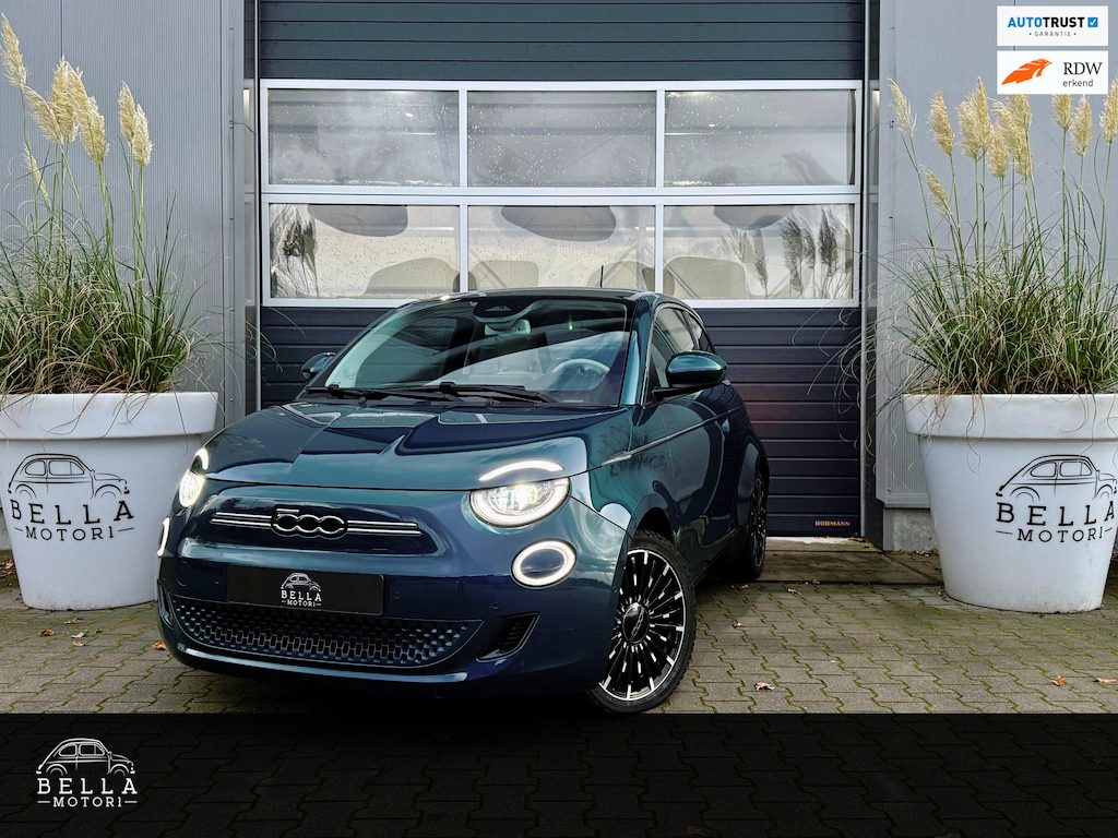 Fiat 500e La Prima 42 kWh | RIJKLAARPRIJS | Topuitvoering | Panoramadak | 360° Camera | Apple CarPlay