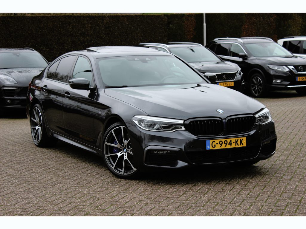 BMW 5-Serie 540i High Exe. M Sport / Trekhaak / Schuifdak / Camera / Leder / Keyless / 20'' / Stoelventilatie+Verwarming / Stuurverwarming / Dodehoek / DAB / ACC