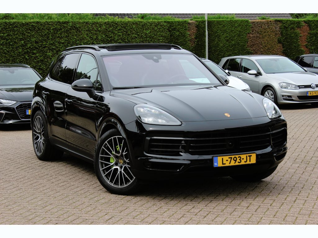 Porsche Cayenne 3.0 E-Hybrid / Panoramadak / Camera / Head-up / Leder / 21'' / Luchtvering / Bose / Sportuitlaat / Sportchrono / Stuur+Stoelverwamring / Dodehoek / DAB / ACC