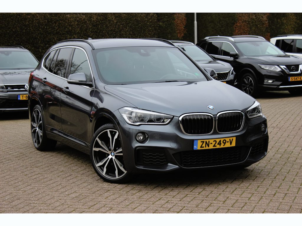 BMW X1 sDrive18i Executive Ed. M Sport / Trekhaak / Camera / Head-up / Alcantara / Navigatie / Sportstoelen / Getint glas / Cruise Control