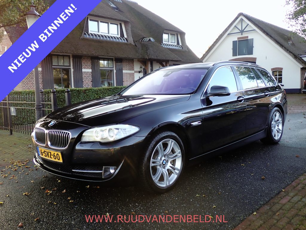 BMW 5-Serie Touring 535XI High Exe SOFT-CLOSE /  KEYLESS / CAMERA / HEAD-UP / TREKHAAK
