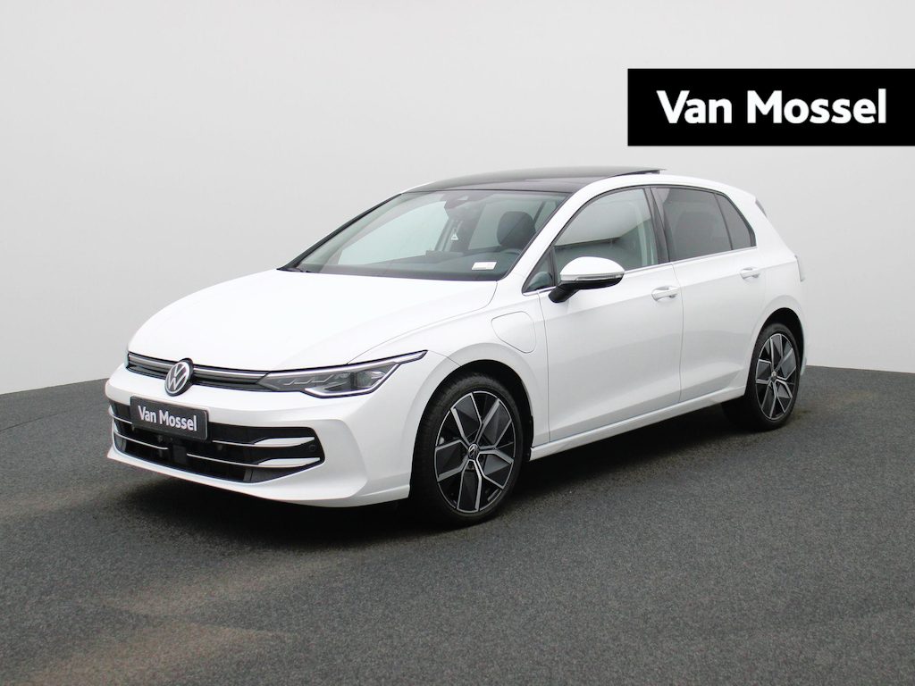 Volkswagen Golf 1.5 eHybrid Style Edition 204 PK| | SoH 100% | Panoramadak | Trekhaak Elektrisch | LED Matrix | Stoelverwarming | Stuurwielverwarming | ArtVelours Bekleding | Bestuurderstoel Met Geheugen