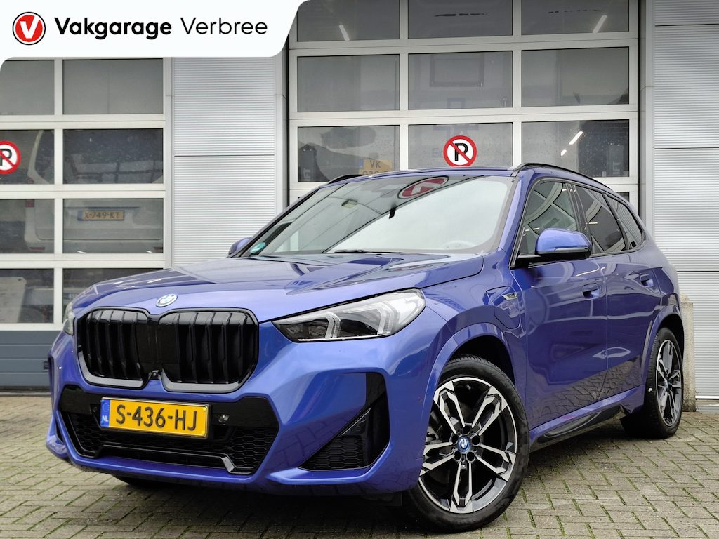BMW X1 xDrive25e | Onderhoud t/m 2030/120.000km | Navigatie/Carplay | LM Velgen 19" | Voorstoelen/Stuur Verwarmd | Elektrisch Panoramadak | Lederen bekleding | 360 Camera |