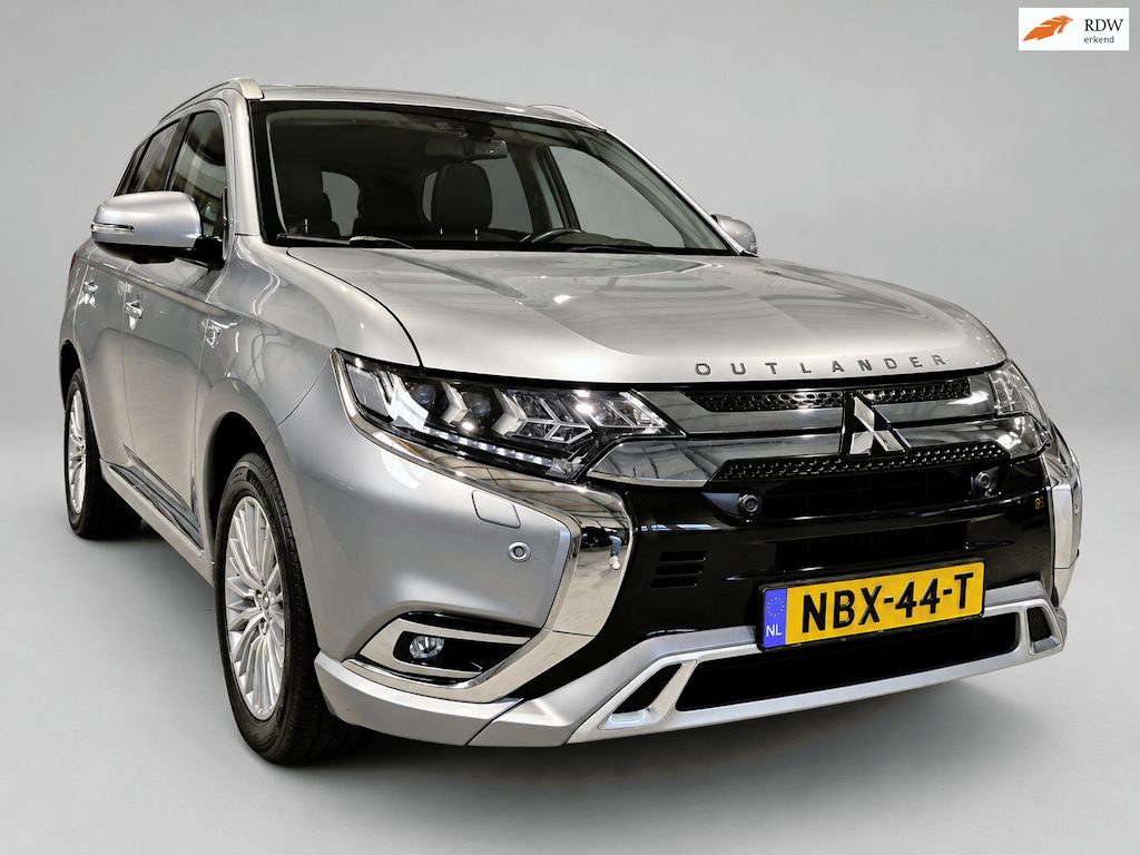 Mitsubishi Outlander 2.4 PHEV Intense+ Schuifdak - Leder - Stoel en Stuurverw - Camera - Navi - Keyless - Trekhaak