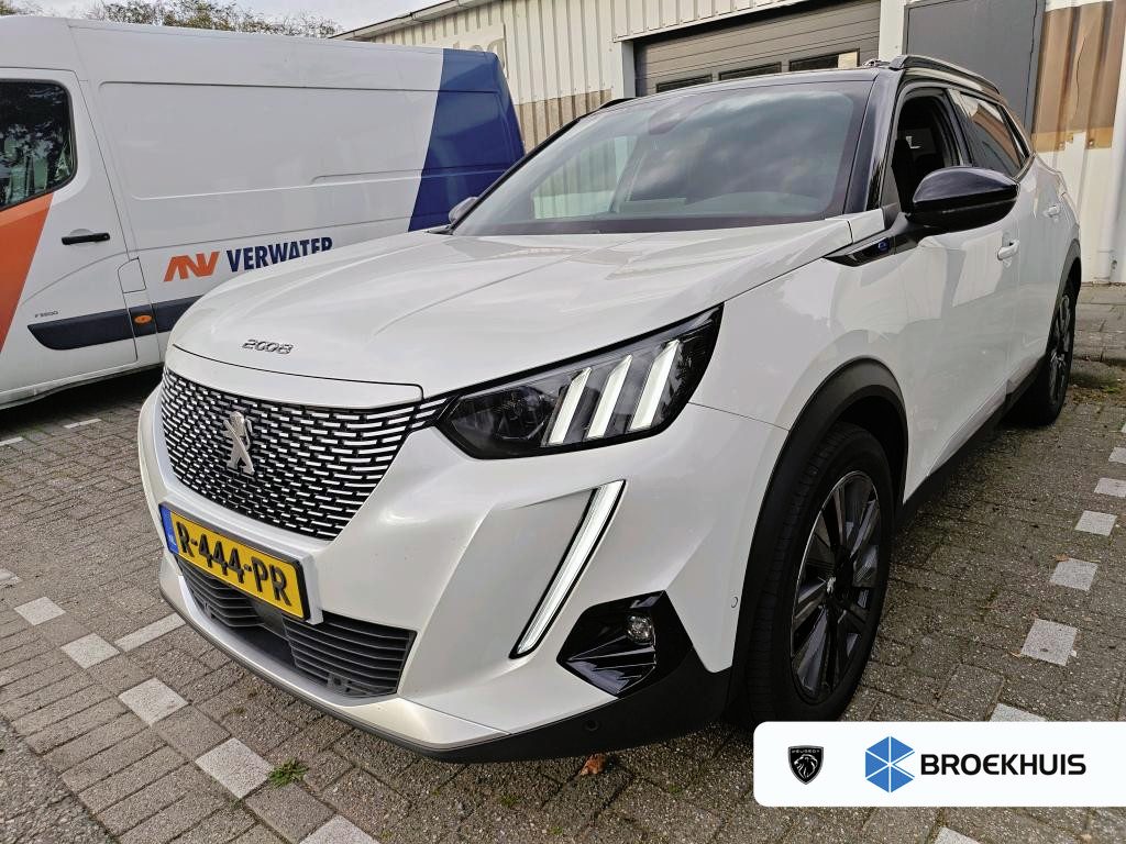 Peugeot e-2008 EV GT Pack 50 kWh | Fase 3 laden | SOH 93,38% | Panorama/schuifdak | Stoelverwarming | Navigatie | Camera | NL auto |