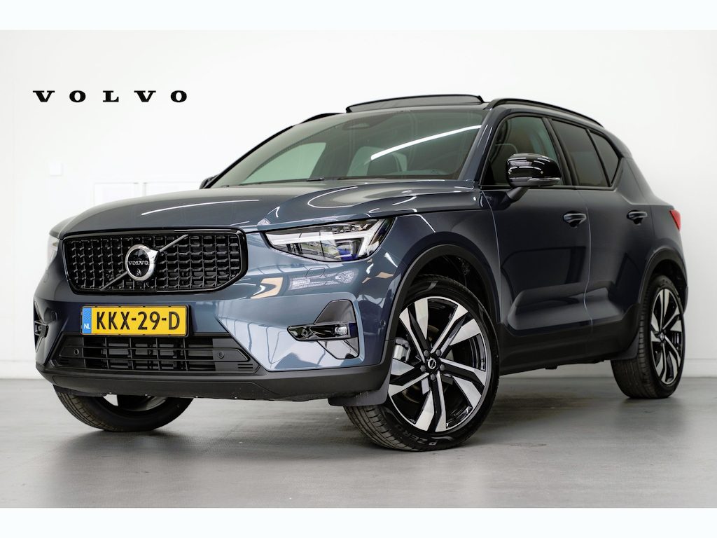 Volvo XC40 B4 197PK Plus Dark | 360 | Pixel Led | Trekhaak | Panoramadak | Getint Glas