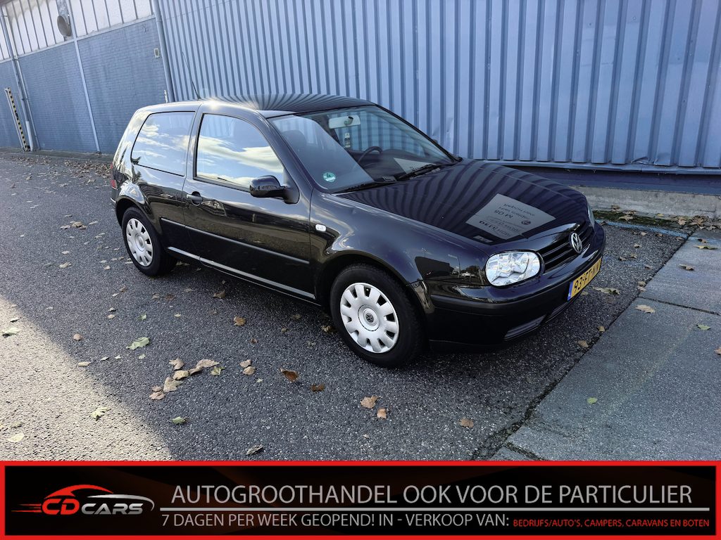 Volkswagen Golf 1.6 Trendline Inruilauto’s tegen vaste prijzen. Voor meer info: 0638140850 Bij de verkoop van gebruikte voertuigen door CD-Cars wordt geen standaard garantie verstrekt. De koper aanvaardt het voertuig in de staat waarin het zich bevindt op het moment van aankoop