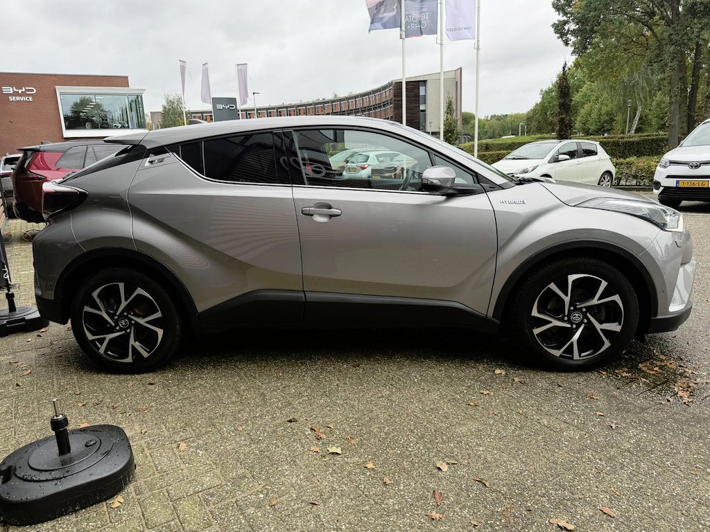 Toyota C-HR / C-HR+ 1.8 Hybrid Dynamic BLIND-SPOT STOEL/STUURVERWARMING CAMERA CLIMA PARK-SENSOREN KEYLESS AUTO-PARK 18" LM-VELGEN