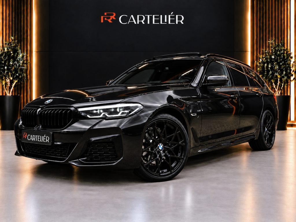 BMW 5-Serie Touring 530e xDrive M-Sport | Pano | LED | Leder | Memory | PDC | Cruise | Stoelverwarming | Carplay | Ambient | Trekhaak | Harmon Kardon | Android Auto | Comfort Stoelen