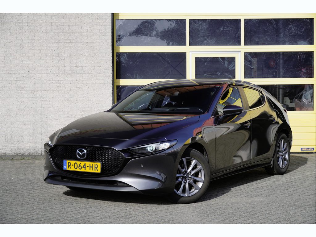Mazda 3 3 2.0 e-SkyActiv-G M Hybrid 123PK! 5drs Comfort BJ2022 Lmv 16" | Led V+A | Pdc | Keyless entry | Afneembare trekhaak | Achteruitrijcamera | Navi | Head-up display | Climate control | Cruise control | Verwarmd stuur | Verwarmde voorstoelen | Getint glas