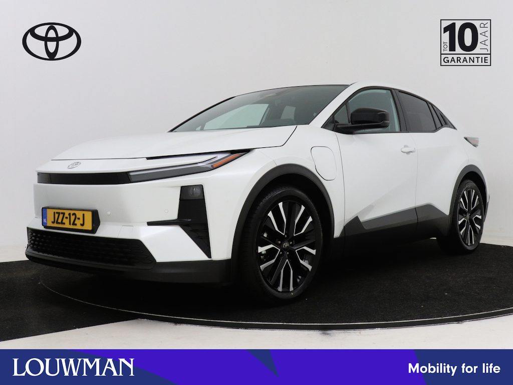 Toyota C-HR / C-HR+ First Edition 77 kWh 20" | BTW voertuig | Stoel+stuurverwarming | Dodehoek detectie | Parkeersensoren voor+achter | Climate Control | Cruise Control Adaptive | Elektrische achterklep | 2X Draadloze telefoonlader |