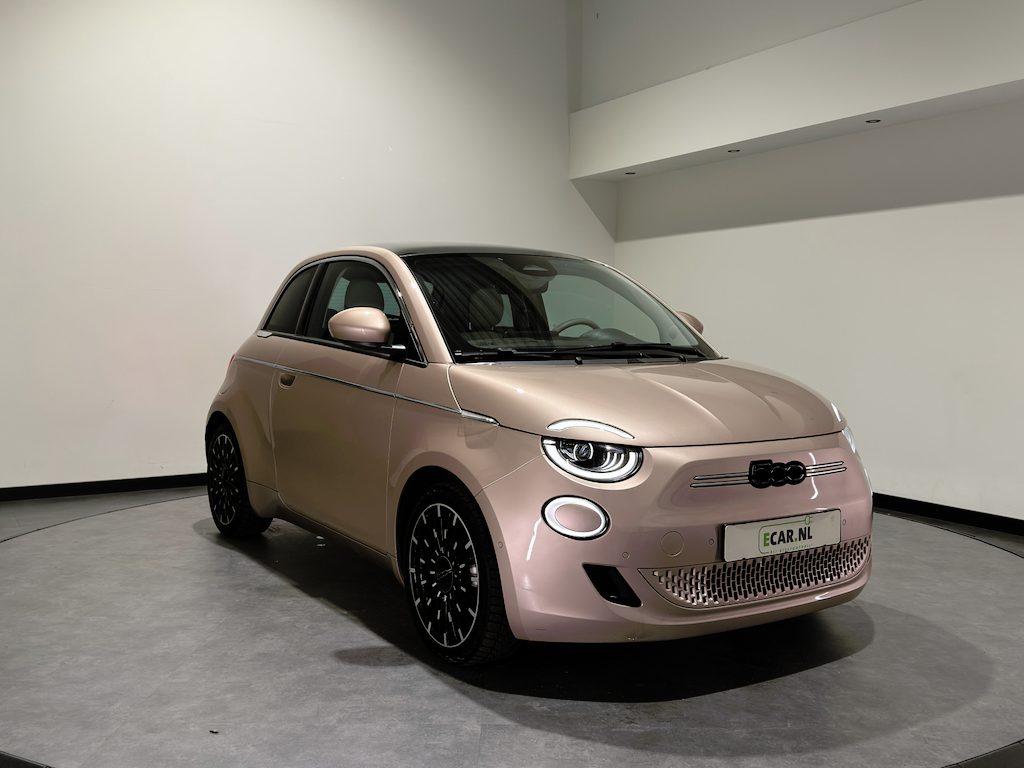 Fiat 500 La Prima 42 kWh | pano dak | Led voor \ achter licht | JBL! audio | Stoelverwarming |