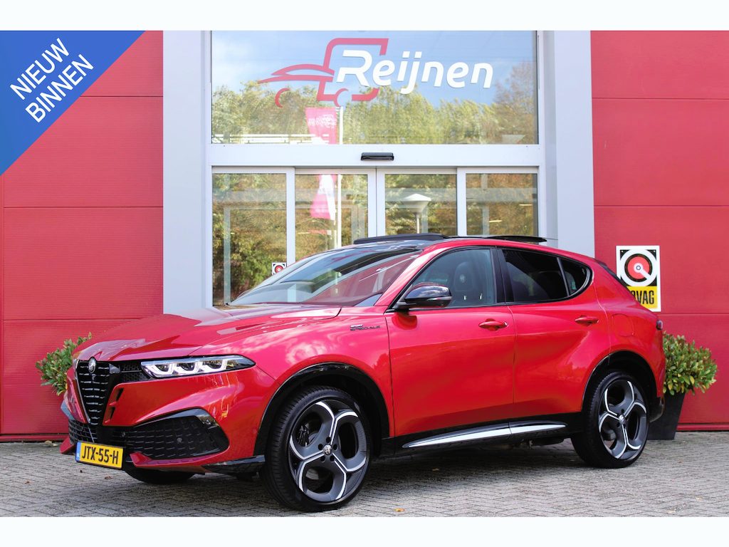 Alfa Romeo Tonale 1.3 270PK Ibrida Plug-In Q4 SPORT SPECIALE | PANORAMISCH SCHUIF KANTELDAK MET ZWARTE DAKSTRIPS | ROSSO BRERA (METALLIC ROOD) MET ZWART DAK  | HARMAN KARDON PREMIUM AUDIO MET 14 SPEAKERS | TECHNOLOGY PACK: PARKEERWAARSCHUWING VOOR EN ACHTER/360° CAMERA / AUTONOMOUS DRIVING LEVEL 2: ADAPTIVE CRUISE CONTROL/LANE CENTERING ASSIST/TRAFFIC JAM ASSIST DODEHOEK DETECTIE AUTOMATISCH DIMMENDE BUITENSPIEGELS ELEKTRISCH BEDIENBARE ACHTERKLEP | 20" LICHTMETALEN VELGEN FORI | DRAADLOZE TELEFOONLADER | NAVIGATIE | DRAADLOZE APPLE CARPLAY/ANDROID AUTO | FULL LED MATRIX KOPLAMPEN | LEDEREN BEKLEDING / ALCANTARA BEKLEDING | ZWART GESPOTEN BREMBO REMKLAUWEN MET WITTE LETTERS | DUAL STAGE VALVE ACTIVE OPHANGING (DSV) MET ELEKTRONISCH GEREGELDE DEMPING |