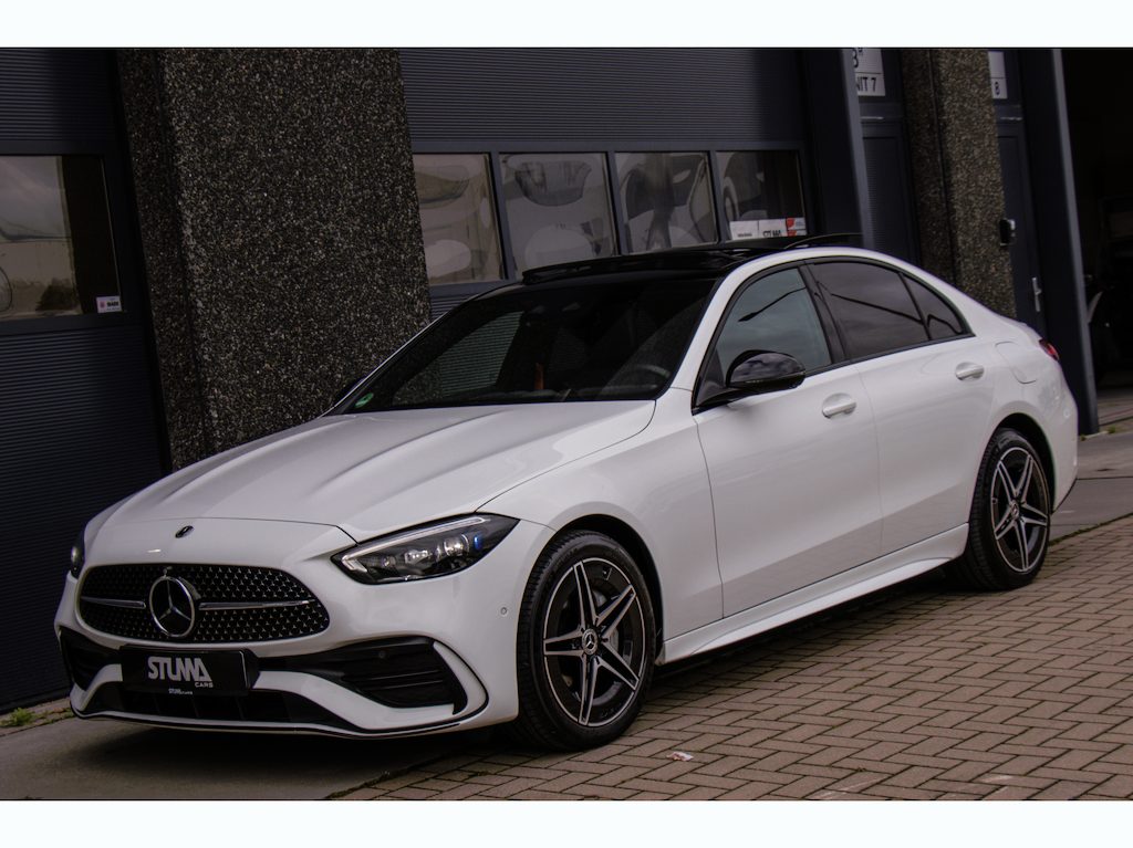 Mercedes-Benz C-klasse 300 e AMG | C300e | Pano | Luchtvering | 360 View | SoH 98% | Digital Light | Trekhaak | Sfeer | DAB | ACC | Lane Assist | Carplay | Burmester | Stoelverwarming | Leder Pakket | BTW Auto | Dealer Onderhouden | Garantie