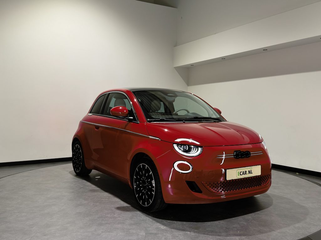 Fiat 500 La Prima 42 kWh | Panorama dak | Apple carplay  / Android auto | JBL! premium audio |