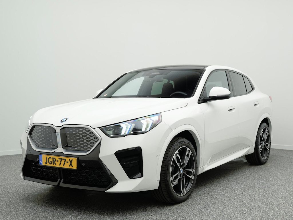 BMW IX2 eDrive20 M Sport | 67 kWh | Camera | 21'' Lichtmetaal | Navigatie | DAB+ | Adapt. Cruisecontrol
