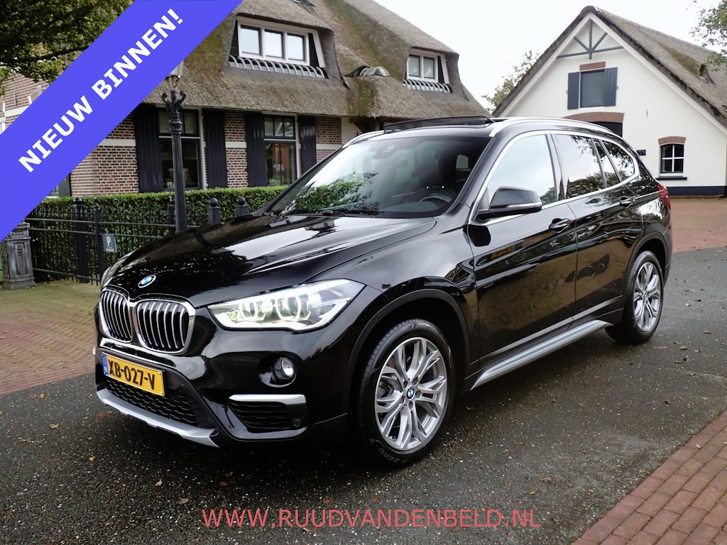 BMW X1 2.0i S-DRIVE PANODAK / CAMERA / HEAD-UP / SPORTLEER