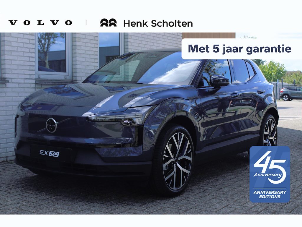 Volvo EX30 P5 Long Range Ultra Europa 69 kWh 45th Anniversary Edition | 5 jaar garantie - (2 jaar extra fabrieksgarantie) | Zwarte Interieur Bekleding | 20 inch lichtmetalen velgen | Getint glas achter | Verwarmde voorstoelen en stuurwiel | Panoramadak | 360 Graden Camera | Premium Audio By Harman Kardon | Draadloze telefoonlader | Pilot Assist | Parkeerassistent |