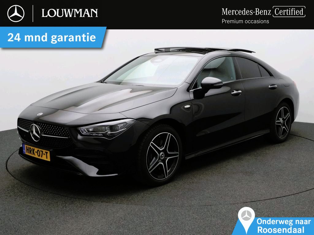 Mercedes-Benz CLA 250 e AMG Nightpakket Plug-In Hybride | Panoramadak | Trekhaak | Alarm | Sfeerverlichting | DAB | CarPlay | Stuur en Stoelverwarming | Inclusief 24 maanden Mercedes-Benz Certified garantie voor Europa.