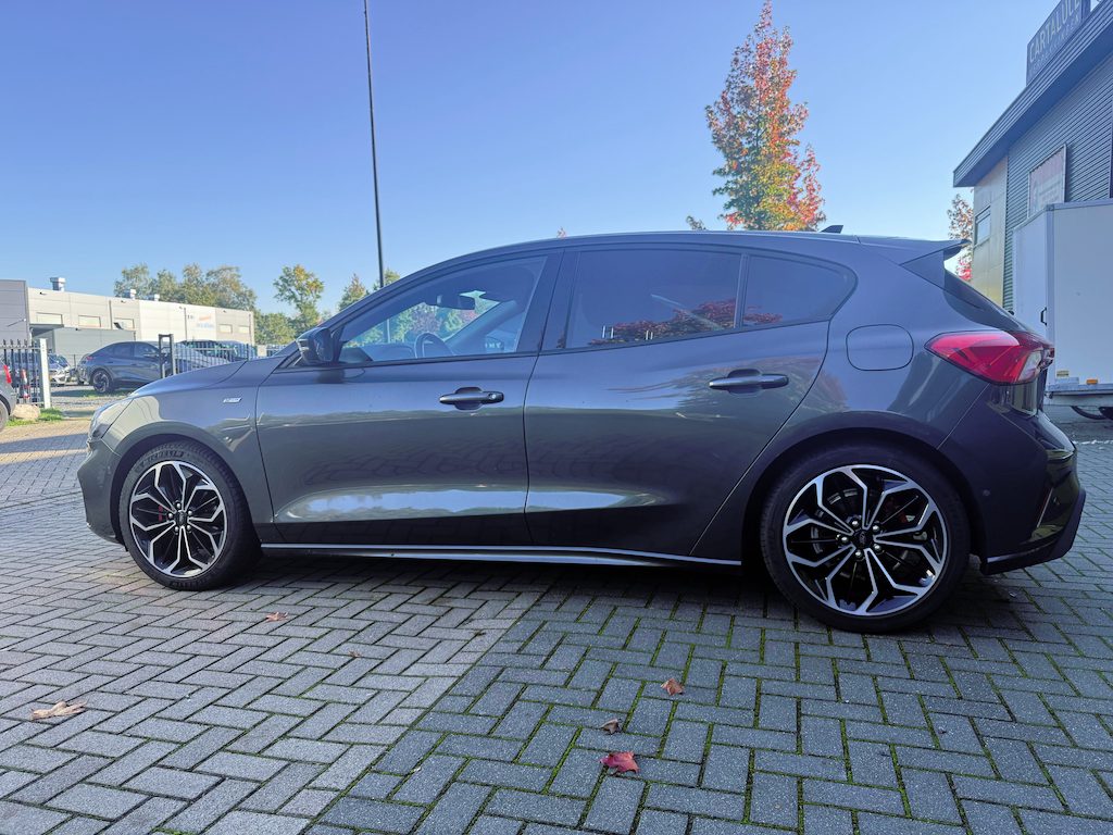 Ford Focus 1.0 125 pk ST-line X panoramadak, winterpakket, 19 inch lm, trekhaak, CarPlay, adp. koplampen.