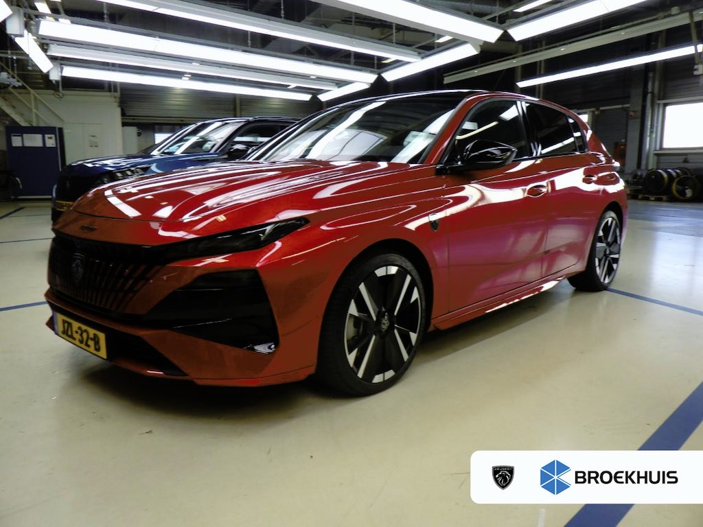 Peugeot 308 1.6 Plug-in Hybrid 195pk GT | Panorama/schuifdak | Luxe stoelen | Focal | Navigatie | Camera | NL auto | 5.500km |